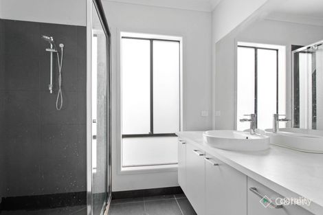 Property photo of 10 Lefrant Way Cranbourne South VIC 3977