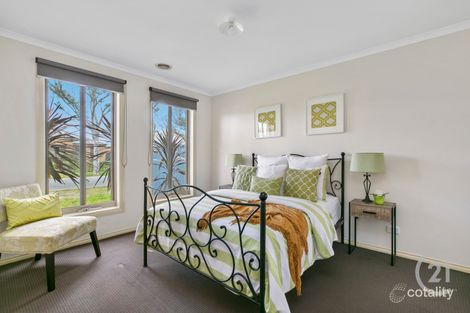 Property photo of 10 Mallee Circuit Pakenham VIC 3810