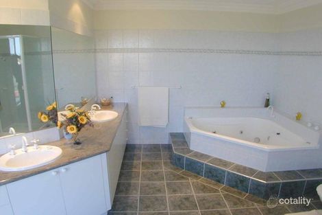 Property photo of 2 Garland Rise Rowville VIC 3178