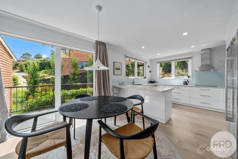 2/76 Begonia St, Lindisfarne, TAS 7015