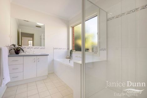 Property photo of 8 Wattlebird Court Dingley Village VIC 3172