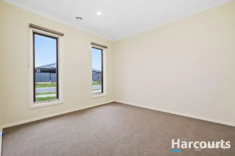 Property photo of 10 Salim Way Clyde North VIC 3978