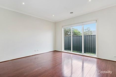 Property photo of 10 Mullein Bend Cranbourne North VIC 3977