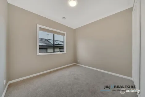 Property photo of 15 Moroak Crescent Clyde North VIC 3978