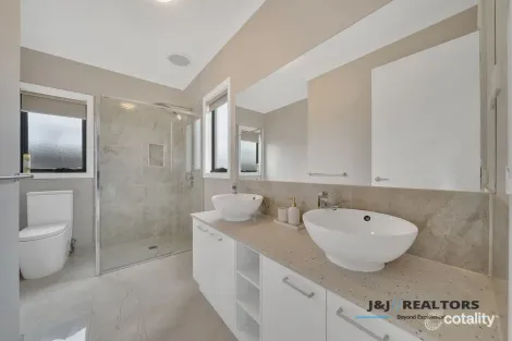 Property photo of 15 Moroak Crescent Clyde North VIC 3978