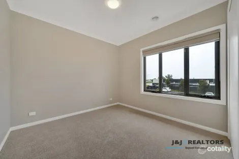 Property photo of 15 Moroak Crescent Clyde North VIC 3978