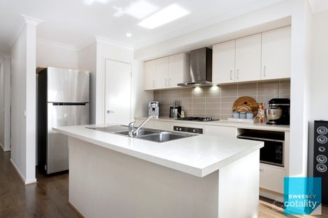 Property photo of 16 Kennedy Drive Fraser Rise VIC 3336