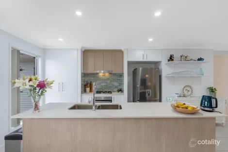 Property photo of 95 Lakeside Crescent Ningi QLD 4511