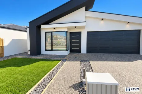 18 Macquarie Rd, Mickleham, VIC 3064
