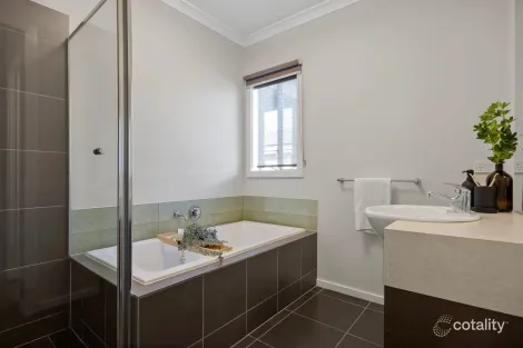 Property photo of 13 Creswick Avenue Eynesbury VIC 3338