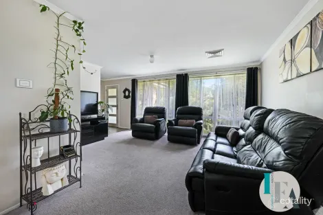 Property photo of 5 Allinga Drive Oak Flats NSW 2529
