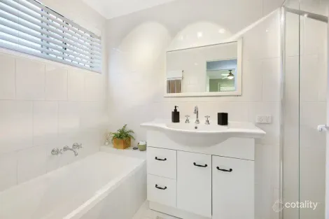 Property photo of 1/4 Styer Circuit Burleigh Waters QLD 4220