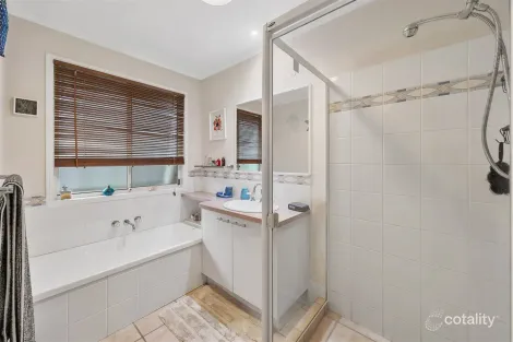 Property photo of 21 Greenhaven Close Burnside QLD 4560