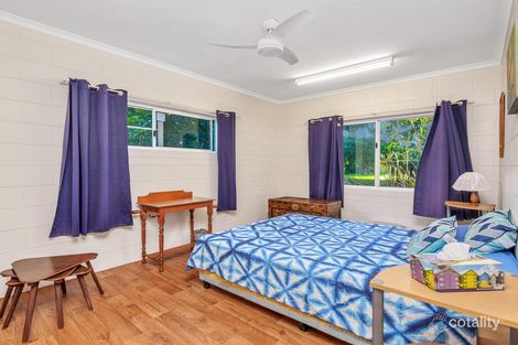Property photo of 2 Maud Street Flying Fish Point QLD 4860