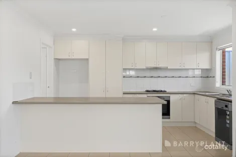 Property photo of 12 Sienna Way Pakenham VIC 3810