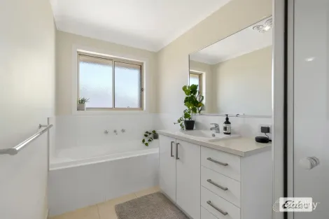 Property photo of 10 Friarbird Way Thurgoona NSW 2640