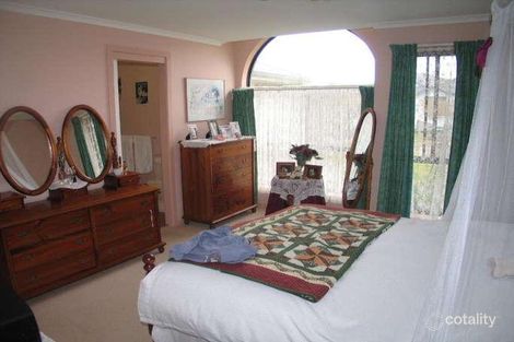 Property photo of 4 Olive Place Jerrabomberra NSW 2619