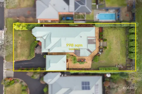 Property photo of 2 Pinelea Grove Gisborne VIC 3437