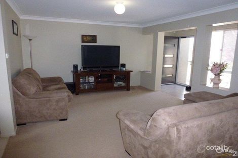 Property photo of 17 Lakeaire Circuit Cameron Park NSW 2285