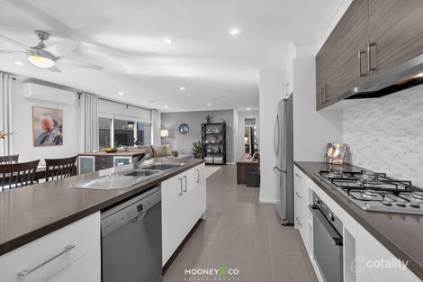 Property photo of 10 Aspect Lane Cranbourne North VIC 3977