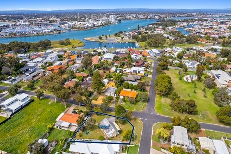 32 Peter St, Halls Head, WA 6210