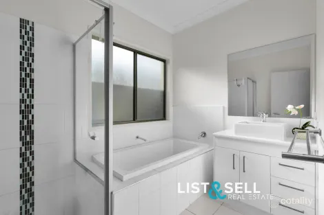 Property photo of 9 Buckingham Loop Oran Park NSW 2570