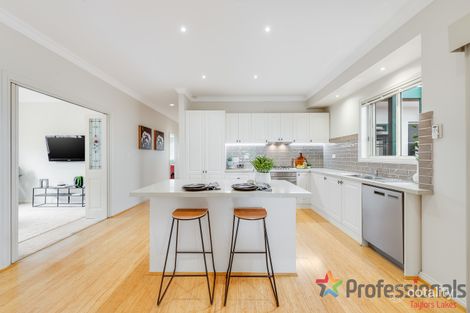 Property photo of 2 Aikshaw Close Hillside VIC 3037