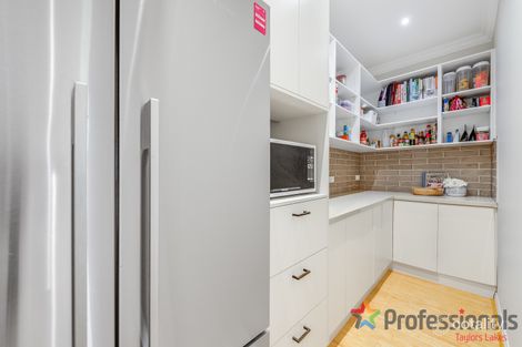 Property photo of 2 Aikshaw Close Hillside VIC 3037