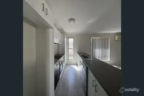 Property photo of 37 Lakeside Drive Emerald QLD 4720