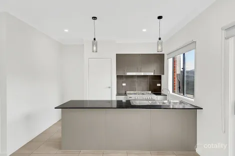 Property photo of 5 Oregan Way Roxburgh Park VIC 3064