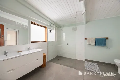 Property photo of 345 Henrys Road Loch VIC 3945