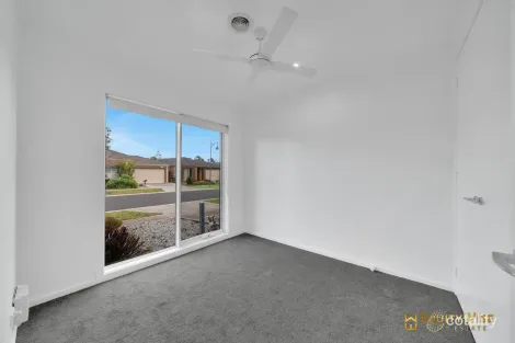 Property photo of 4 Hoddle Link Manor Lakes VIC 3024
