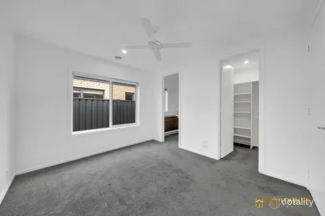 Property photo of 4 Hoddle Link Manor Lakes VIC 3024