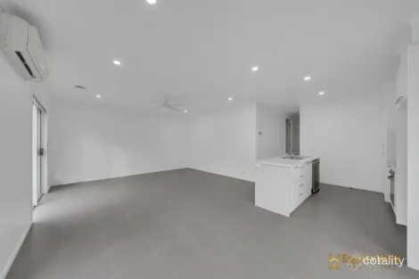 Property photo of 4 Hoddle Link Manor Lakes VIC 3024