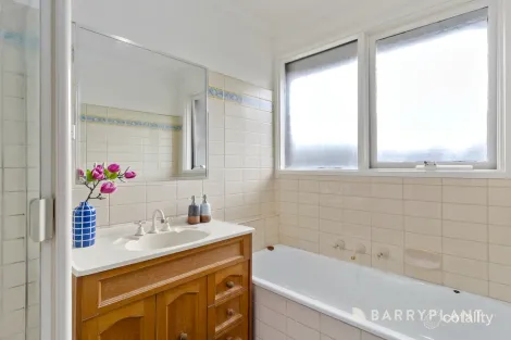 Property photo of 4 Dornie Mews Endeavour Hills VIC 3802