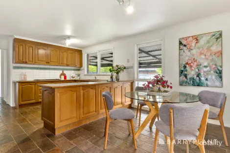 Property photo of 4 Dornie Mews Endeavour Hills VIC 3802