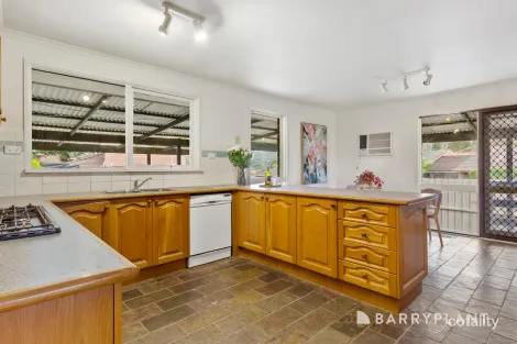 Property photo of 4 Dornie Mews Endeavour Hills VIC 3802