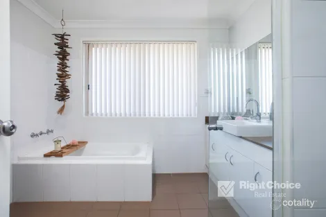 Property photo of 19 Cascade Circuit Albion Park NSW 2527