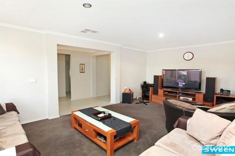 Property photo of 2 Hessing Green Caroline Springs VIC 3023