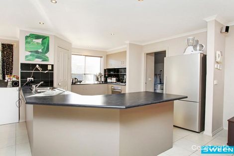 Property photo of 2 Hessing Green Caroline Springs VIC 3023