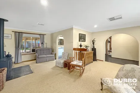 Property photo of 10 Beatrice Place Dubbo NSW 2830
