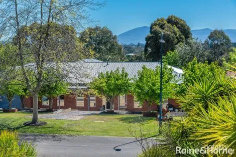 2 ALCHERINGA CT, GISBORNE, VIC 3437