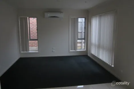 Property photo of 33/11 Hawk Avenue Pakenham VIC 3810