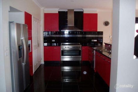 Property photo of 2 Linlithgow Parade Caroline Springs VIC 3023