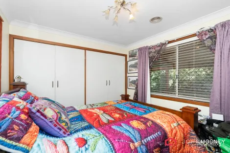 Property photo of 2 Pinaroo Drive Glenfield Park NSW 2650