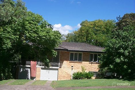 4 Dumbarton Dr, Kenmore, QLD 4069