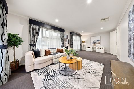 Property photo of 2 Frogmore Lane Cranbourne North VIC 3977