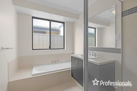 Property photo of 4 Nemcia Close Yakamia WA 6330