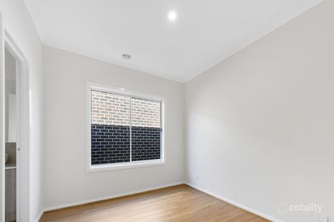 Property photo of 33 Roseneath Way Mickleham VIC 3064