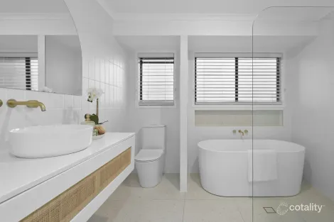 2/7 Morinda Way, Labrador, QLD 4215